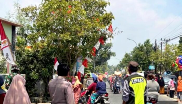 Karnaval SD MI Digelar, Polsek Sugihwaras Bojonegoro Siaga di Jalan