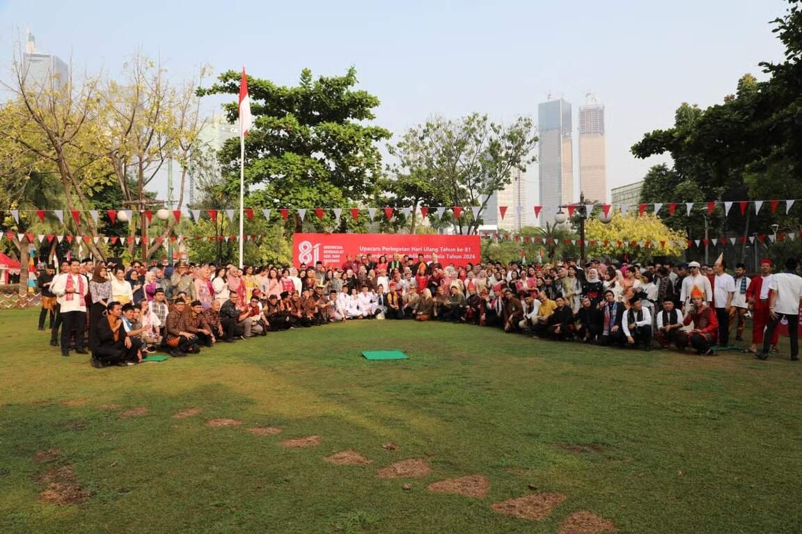 Semarak Kemerdekaan Pekerja BRI Region 6 Tampil dalam Balutan Baju Adat dan Wastra Nusantara (2)
