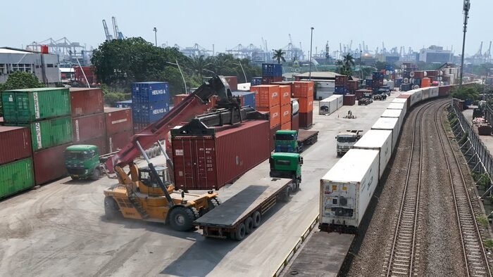 Angkutan Peti Kemas KAI Logistik (1)