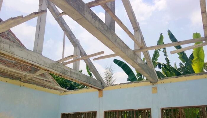 Atap SDN Clebung 4 Mlendot, Warga Bojonegoro Minta Dinas Turun Tangan