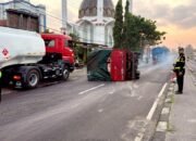 Oleng Saat Dini Hari, Truk Colt Diesel Tabrak PJU hingga Terguling di Lamongan