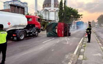 Oleng Saat Dini Hari, Truk Colt Diesel Tabrak PJU hingga Terguling di Lamongan