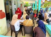 Pantau Pembagian Beras Bulog, Bhabinkamtibmas Mangasa Makassar Sampaikan Pesan Penting