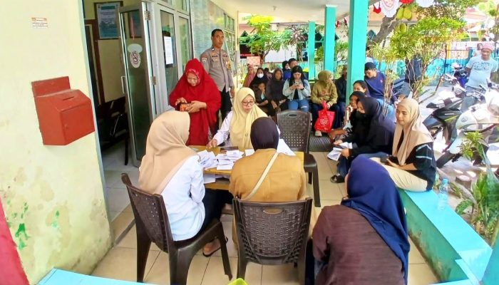Pantau Pembagian Beras Bulog, Bhabinkamtibmas Mangasa Makassar Sampaikan Pesan Penting