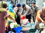 Kemarau Melanda, Babinsa dan Polisi Bantu Warga Kedung Kumpul Sarirejo Lamongan