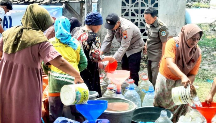 Kemarau Melanda, Babinsa dan Polisi Bantu Warga Kedung Kumpul Sarirejo Lamongan