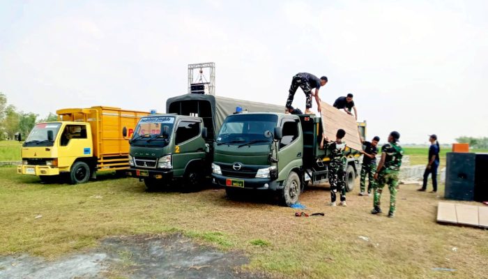 Panggung HUT RI Disiapkan, Prajurit TP 885 Belibis Putih Bikin Warga Bojonegoro Salut