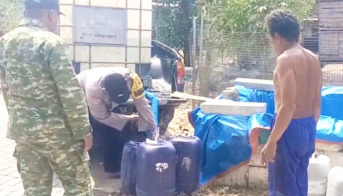 Kekeringan Melanda, Polsek Bubulan Bojonegoro Kirim Air Bersih ke Sumberbendo