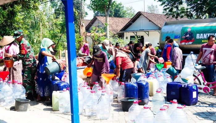 77 Ribu Liter Air Bersih Dibagikan, Warga Bojonegoro Bernapas Lega
