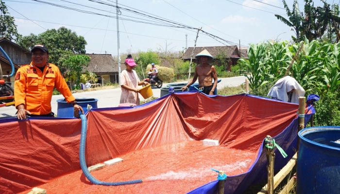 Warga Kekeringan Bojonegoro Dapat Kiriman 5.000 Liter Air