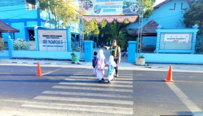 Cegah Kesemrawutan Pagi, Polisi Siaga di Depan SDN Padangan Bojonegoro