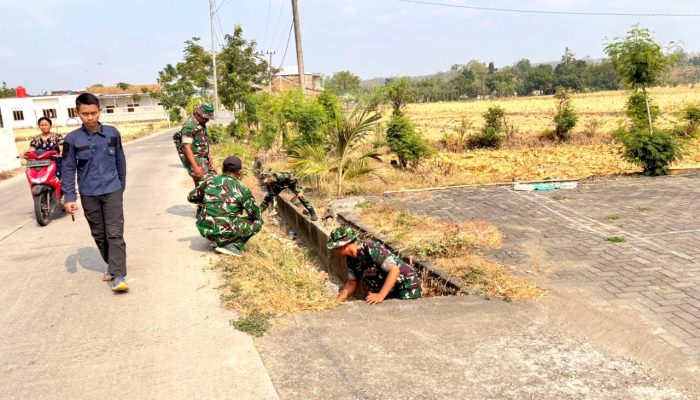 Yonif TP 885 dan Forkopimcam Kompak Bersihkan Jalan Raya Sumberbendo Bojonegoro