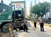Polisi Evakuasi Truk Trailer yang Kecelakaan di Plosowahyu Lamongan
