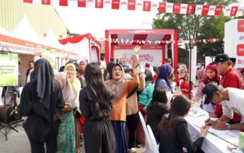 Warga Pasar Malaka Rorotan Antusias Meriahkan Semarak Merah Putih BRI Region