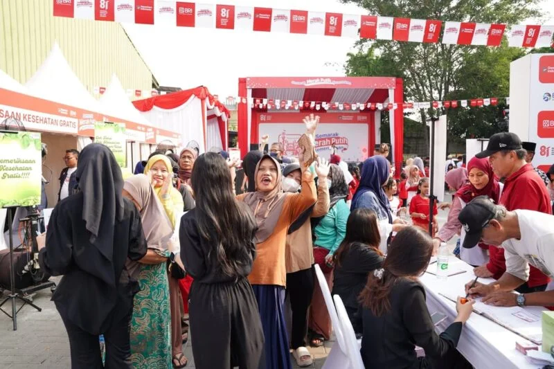 Warga Pasar Malaka Rorotan Antusias Meriahkan Semarak Merah Putih BRI Region