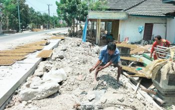 Pagar Warga Roboh saat Pemasangan U-Ditch di Sidomukti Kepohbaru Bojonegoro, Batas Jalan Dipertanyakan
