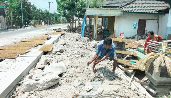 Pagar Warga Roboh saat Pemasangan U-Ditch di Sidomukti Kepohbaru Bojonegoro, Batas Jalan Dipertanyakan