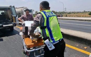 Truk Tronton vs Motor di JLU Dinoyo Lamongan, 1 Tewas