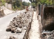 Proyek U-Ditch Sranak Trucuk Bojonegoro Mangkrak, Kerukan Mengadang Jalan