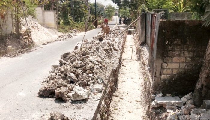 Proyek U-Ditch Sranak Trucuk Bojonegoro Mangkrak, Kerukan Mengadang Jalan