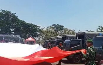 Merah Putih 10×20 Meter Membentang di Bojonegoro, TNI dan Pelajar Kompak