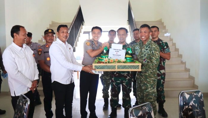 Kapolres Bojonegoro Datang Bawa Tumpeng untuk TNI