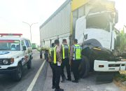 Kecelakaan di Lamongan, Truk Tronton Hantam Kendaraan Parkir hingga Rusak