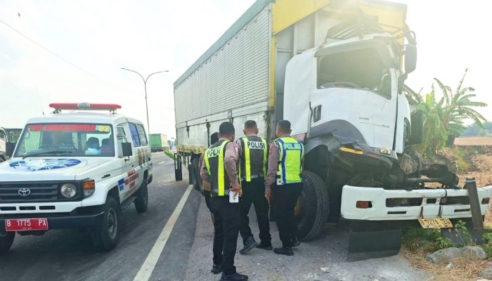 Kecelakaan di Lamongan, Truk Tronton Hantam Kendaraan Parkir hingga Rusak