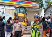 Viral, Minimarket di Pamekasan Dibongkar Pakai Ekskavator