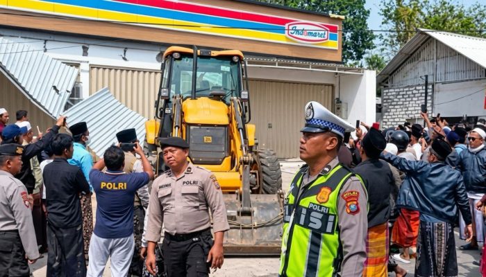Viral, Minimarket di Pamekasan Dibongkar Pakai Ekskavator