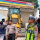 Viral, Minimarket di Pamekasan Dibongkar Pakai Ekskavator