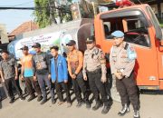 Kemarau Panjang Melanda, Polres Lamongan dan PMII Kirim 30 Ribu Liter Air Bersih