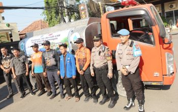 Kemarau Panjang Melanda, Polres Lamongan dan PMII Kirim 30 Ribu Liter Air Bersih