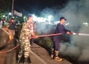 Api Melanda Gendong Kulon Babat Lamongan, Babinsa Turun Langsung Lakukan Pemadaman