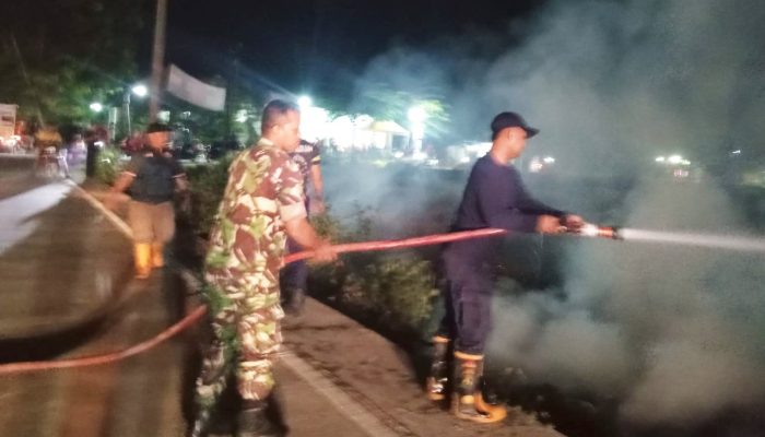 Api Melanda Gendong Kulon Babat Lamongan, Babinsa Turun Langsung Lakukan Pemadaman
