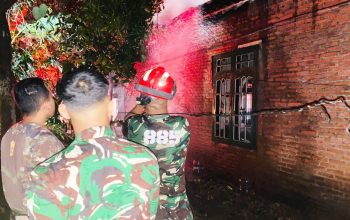 Rumah Warga di Dander Bojonegoro Terbakar, Yonif TP 885 dan Damkar Turun Tangan