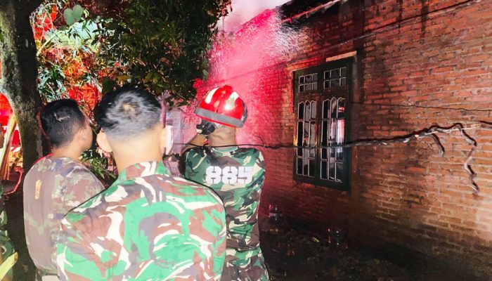 Rumah Warga di Dander Bojonegoro Terbakar, Yonif TP 885 dan Damkar Turun Tangan