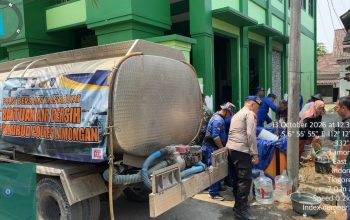 Bantu Warga Hadapi Kemarau, Polres Lamongan Salurkan 5 Tangki Air Bersih