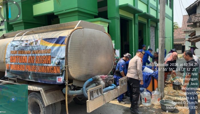 Bantu Warga Hadapi Kemarau, Polres Lamongan Salurkan 5 Tangki Air Bersih