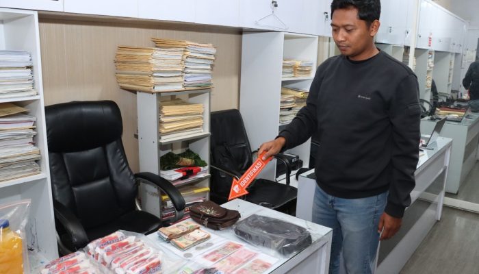 13 Lembar Uang Diduga Palsu Disita, Dua Perempuan Diamankan di Malang