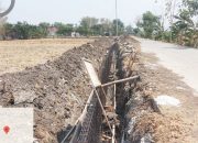 Proyek TPT di Sumberrejo Bojonegoro Mandek, Besi Berkarat dan Tanah Jalan Terkikis