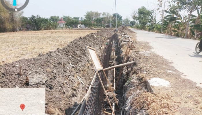 Proyek TPT di Sumberrejo Bojonegoro Mandek, Besi Berkarat dan Tanah Jalan Terkikis