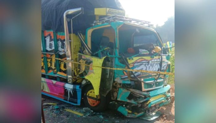 Diduga Kurang Konsentrasi, Truk Tabrak Portal Jalan Kesongo Kedungadem Bojonegoro
