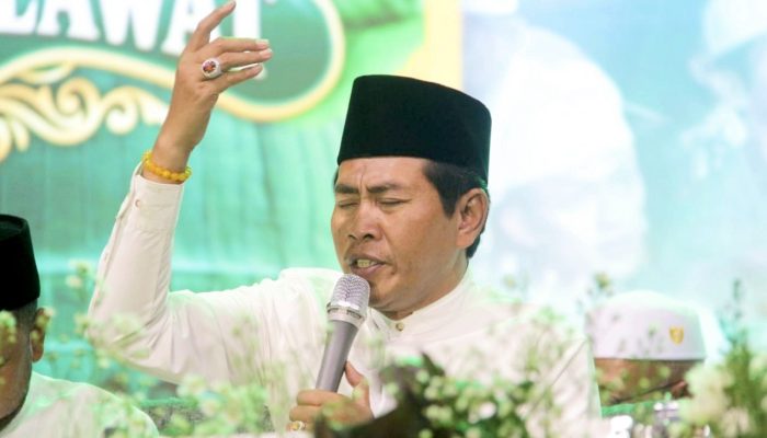 KH Anwar Zahid Hadir, Gresik Bersholawat Penuh Khidmat