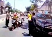 Jumat Berkah Polres Bojonegoro, Kasatresnarkoba AKP Harjo dan Anggota Berbagi Nasi Kotak serta Minuman