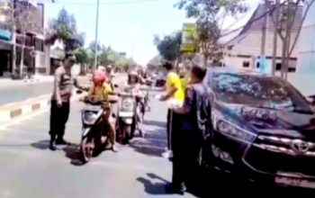 Jumat Berkah Polres Bojonegoro, Kasatresnarkoba AKP Harjo dan Anggota Berbagi Nasi Kotak serta Minuman