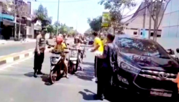 Jumat Berkah Polres Bojonegoro, Kasatresnarkoba AKP Harjo dan Anggota Berbagi Nasi Kotak serta Minuman
