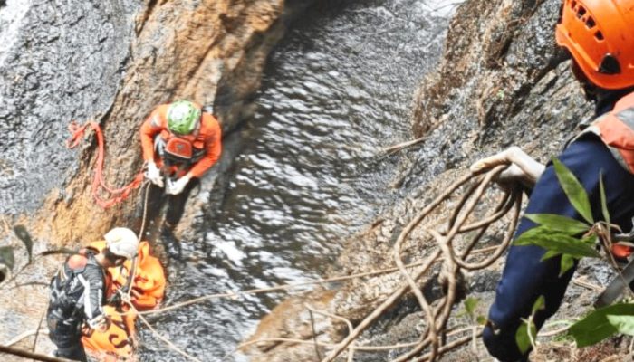 Mandi di Air Terjun Robo Lima Puluh Kota Sumbar Berujung Maut, Wanita 25 Tahun Tewas