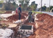 Gotong Royong di Lamongan, Babinsa Turun Tangan Bangun Drainase