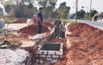 Gotong Royong di Lamongan, Babinsa Turun Tangan Bangun Drainase